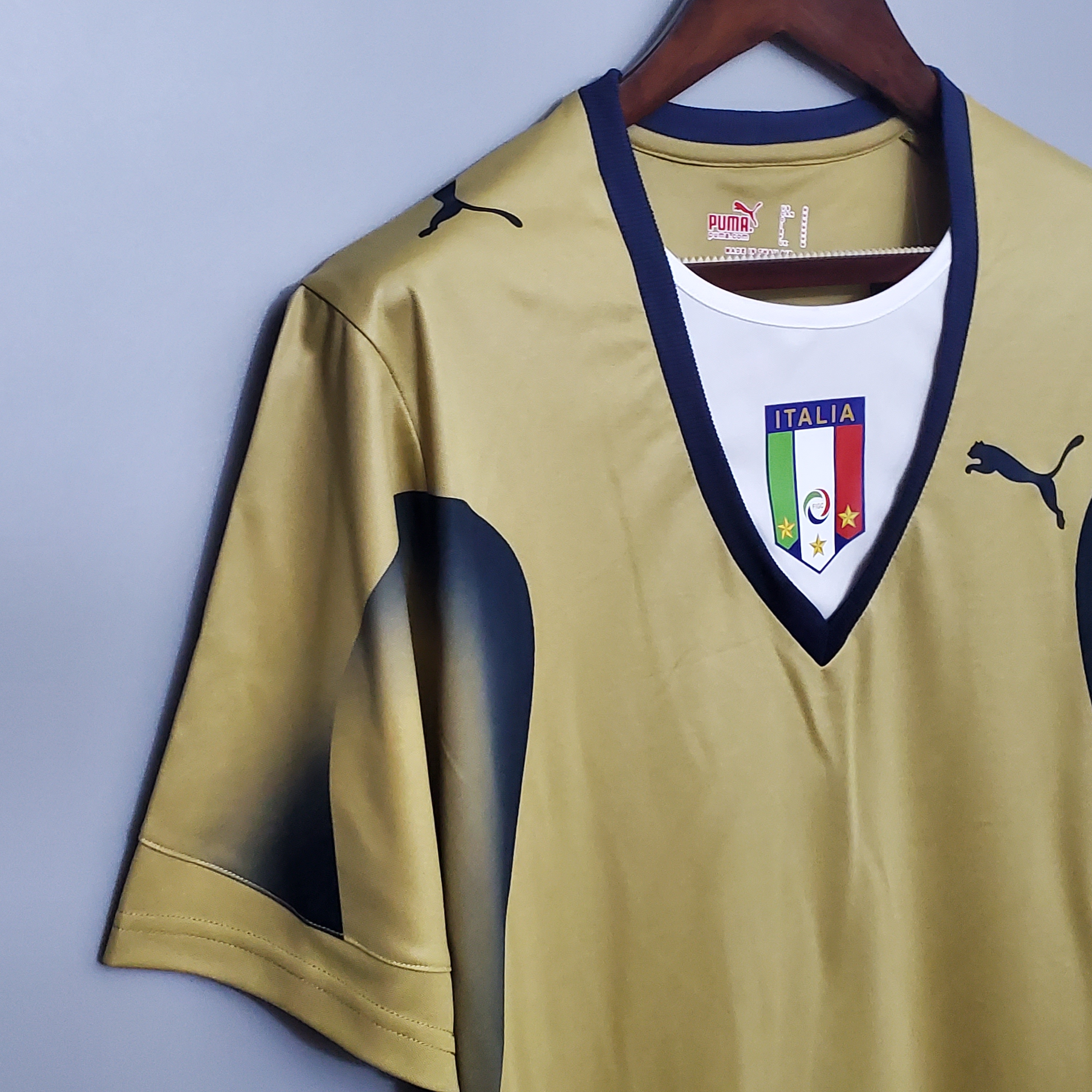 SIUjerseys-Retro Italy 2006 Golden Goalkeeper Jersey