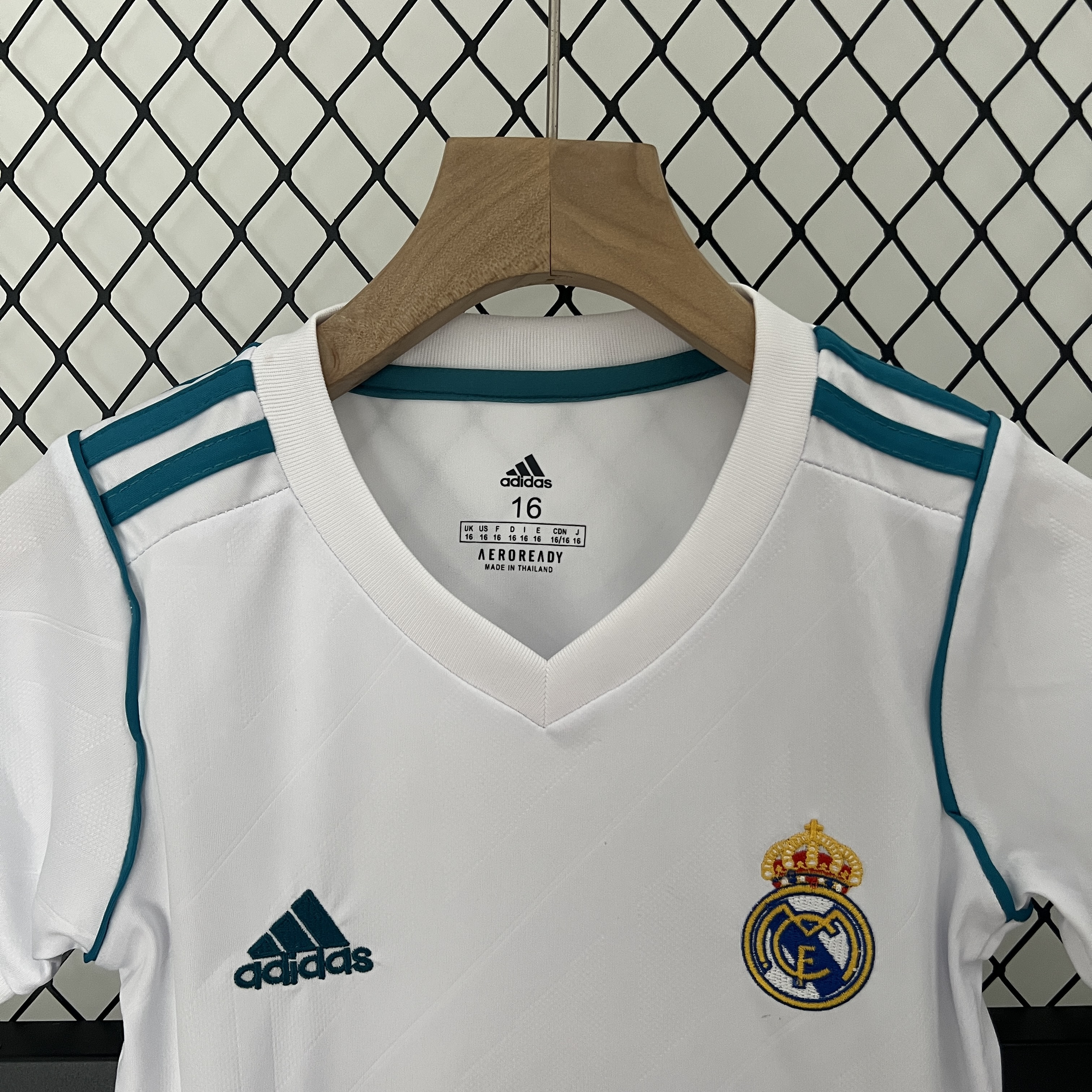 SIUjerseys-Retro Real Madrid 17-18 Home Stadium Kids Kit