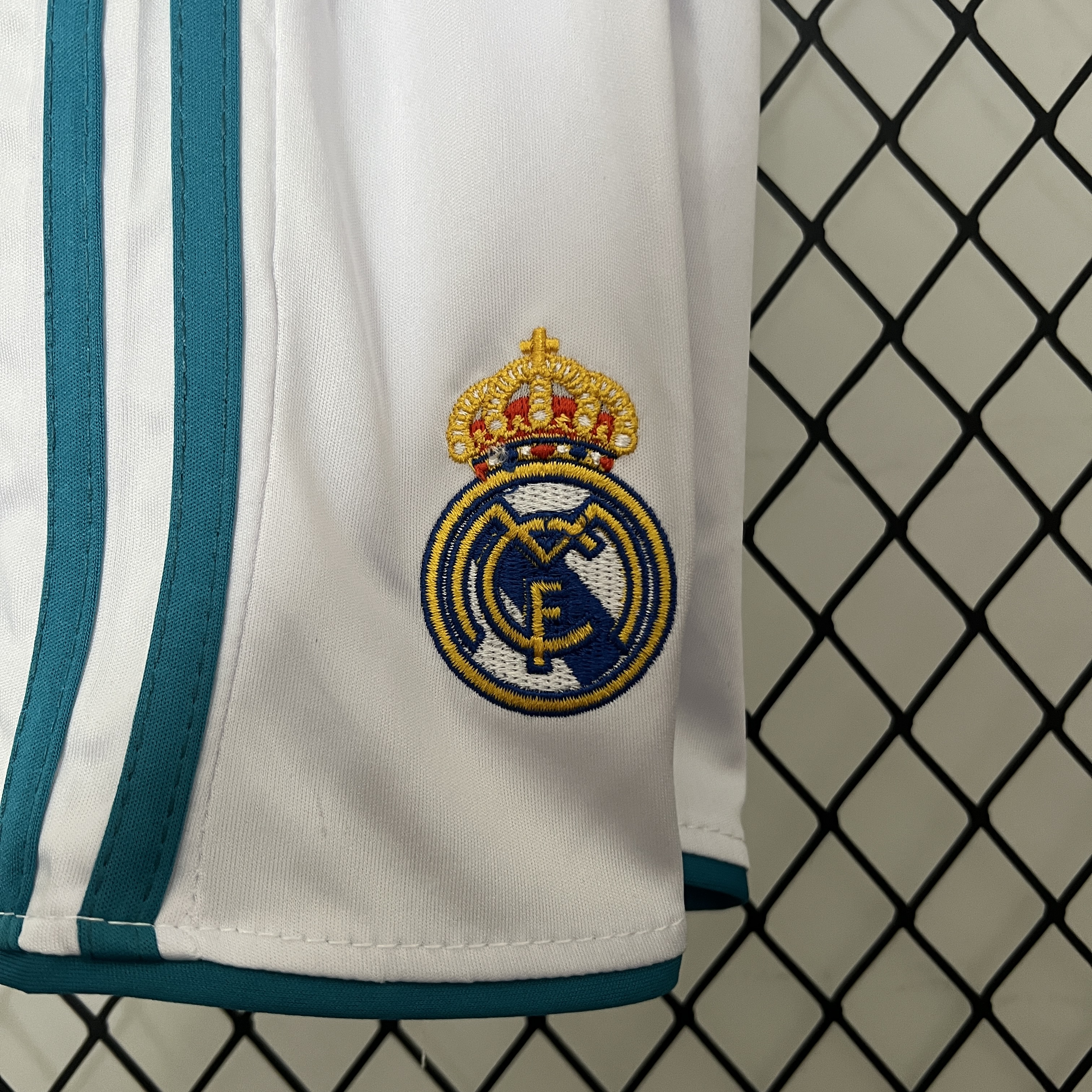 SIUjerseys-Retro Real Madrid 17-18 Home Stadium Kids Kit