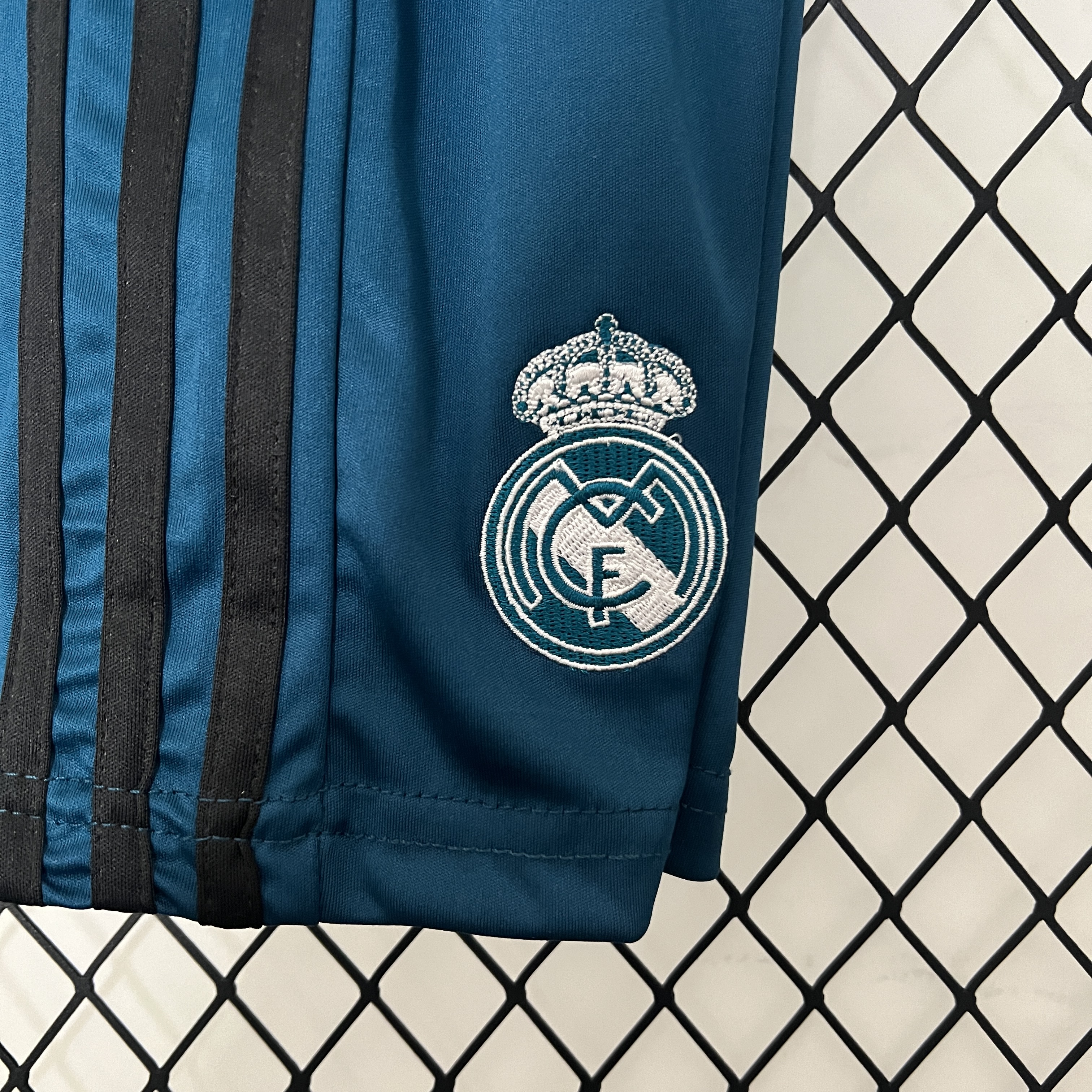 SIUjerseys-Retro Real Madrid 17-18 Third Kids Kit