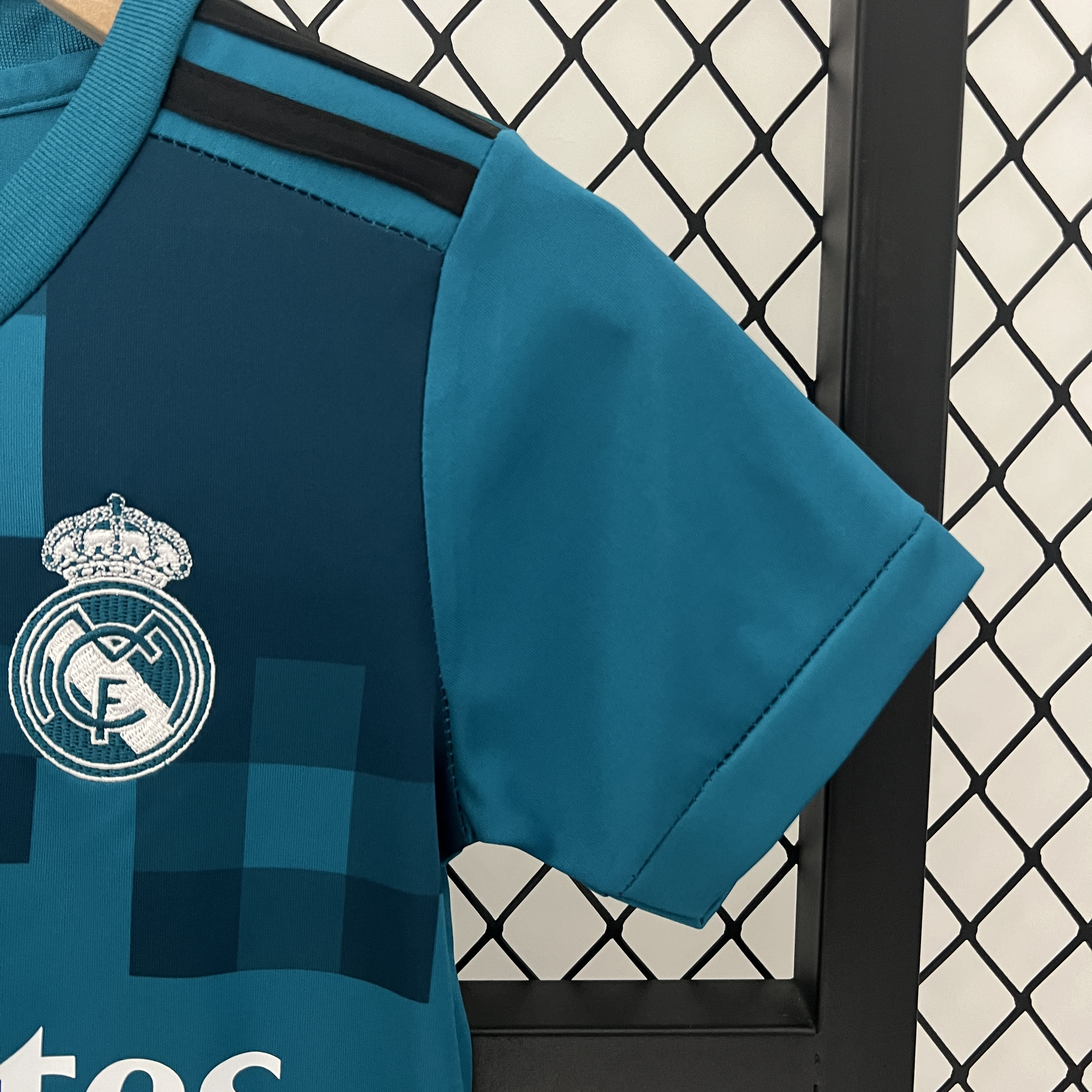 SIUjerseys-Retro Real Madrid 17-18 Third Kids Kit