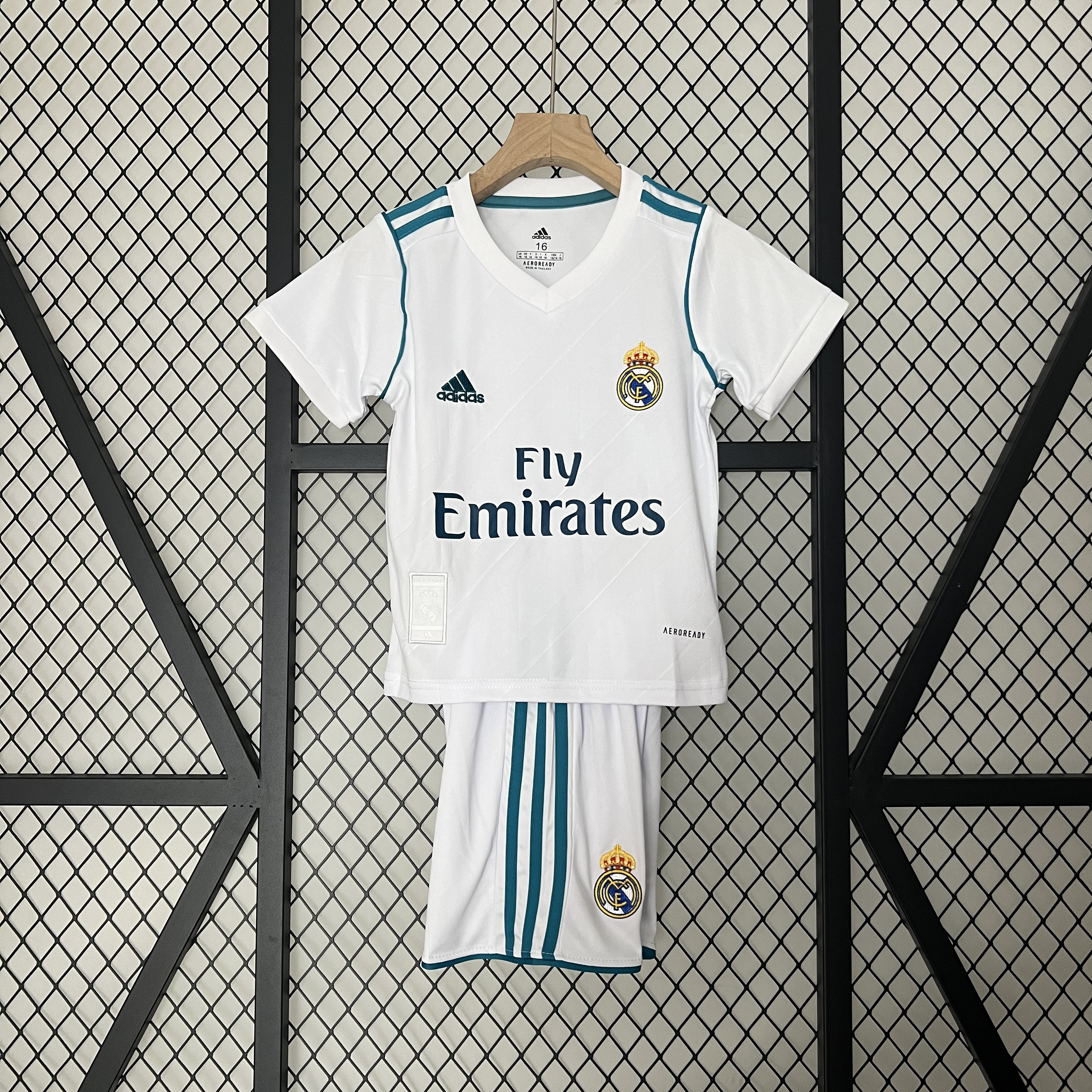 SIUjerseys-Retro Real Madrid 17-18 Home Stadium Kids Kit