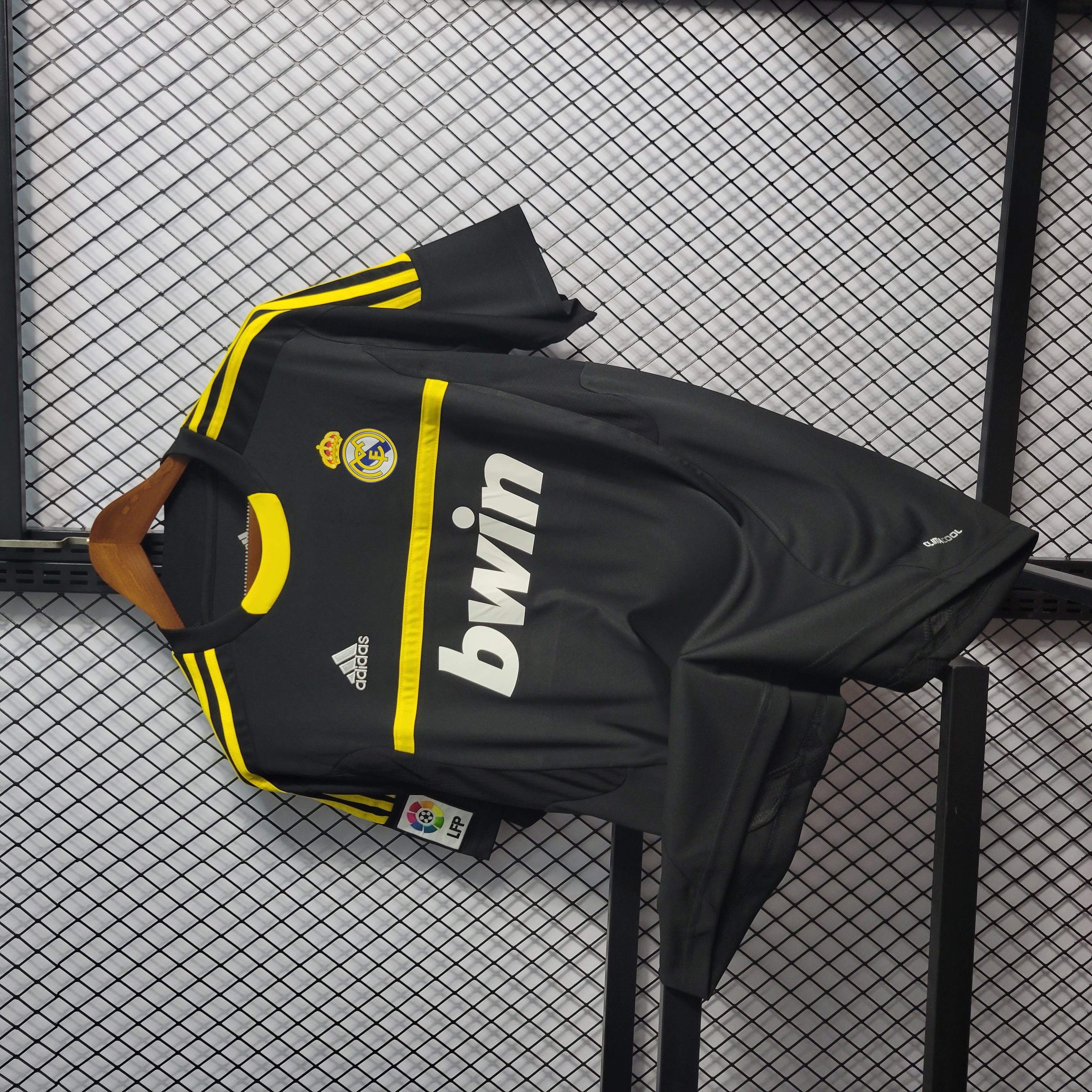 SIUjerseys-Retro Real Madrid 11-12 Black Goalkeeper Jersey