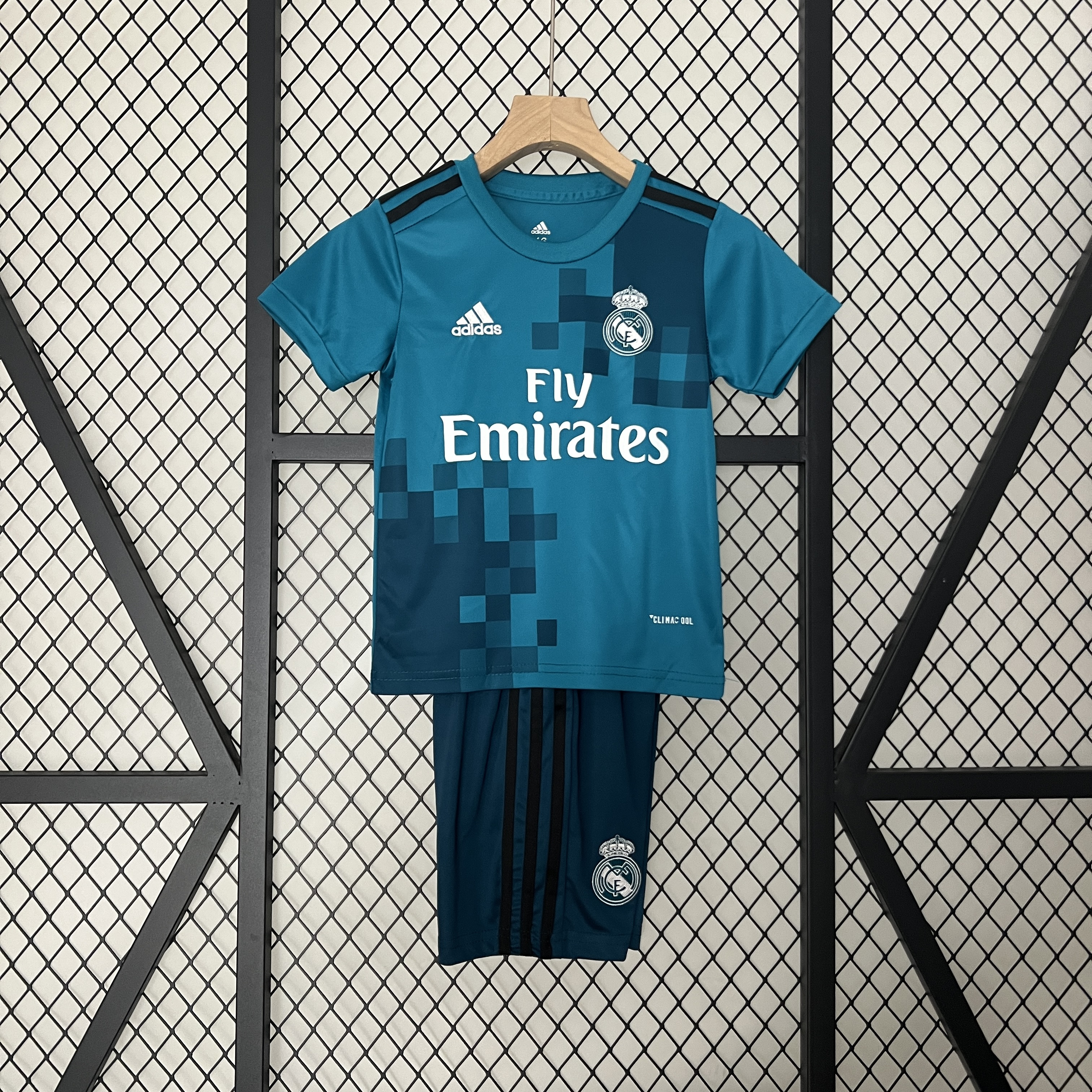 SIUjerseys-Retro Real Madrid 17-18 Third Kids Kit