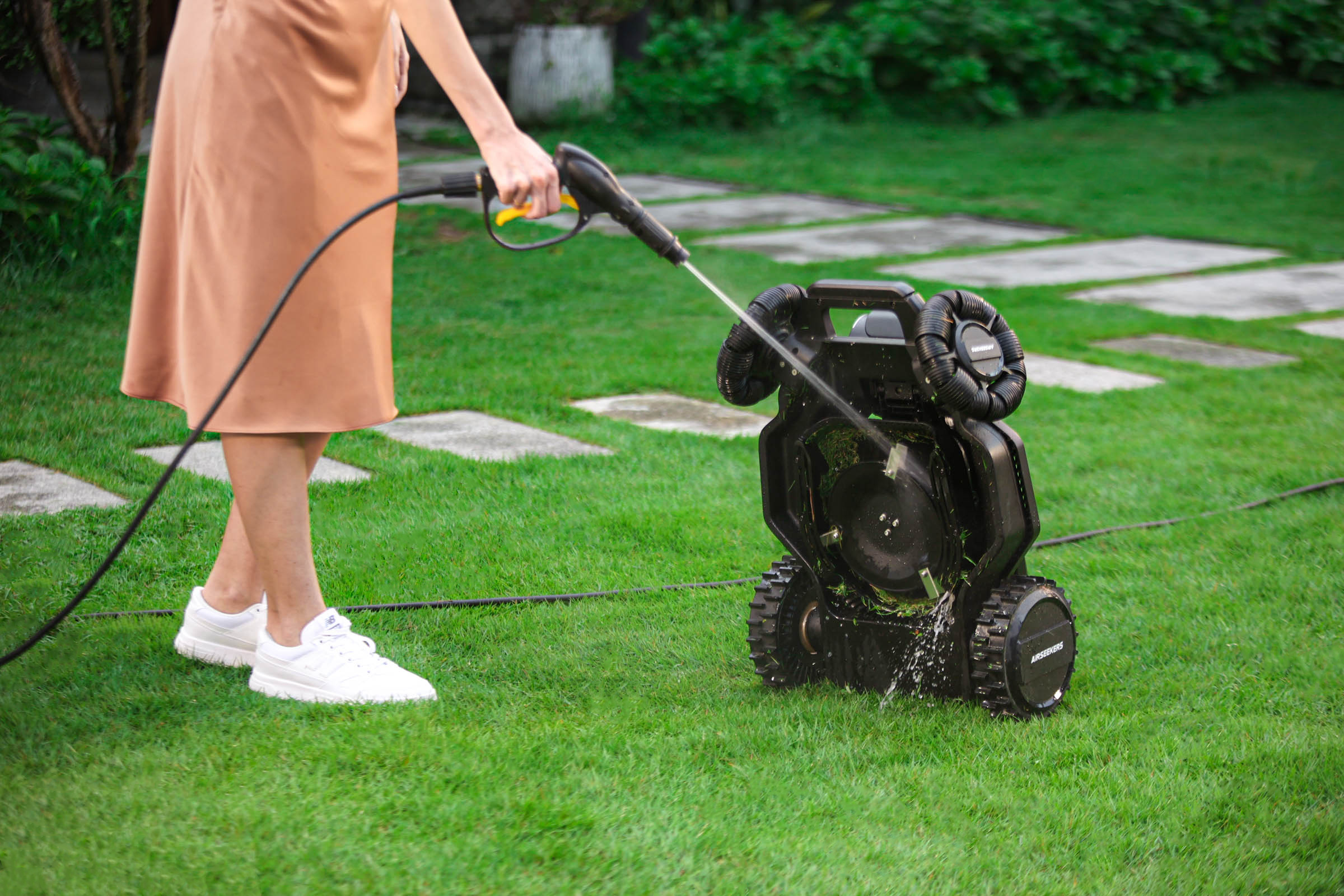 AIRSEEKERS TRON ONE- vision AI robotic lawn mower