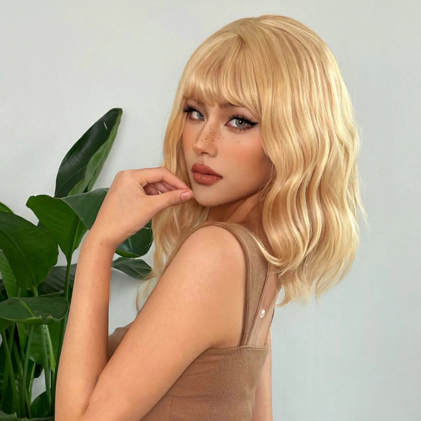 HENRY MARGU Short Blonde Wavy Wigs with Bangs Synthetic Bob Light Blonde Wig Loose Wave Women Party Wig Heat Resistant Fake Hair