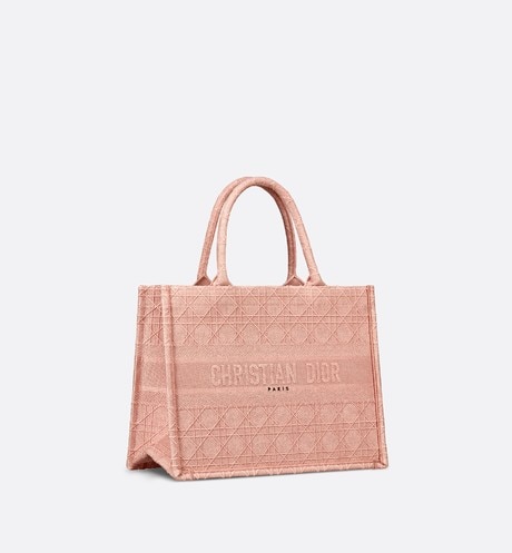 [æ—¥æ¬å…ˆè¡Œçºå£²] ”DIOR BOOK TOTE” ”ã‚«ãƒŠãƒ¼ã‚¸ãƒ¥” ã‚¨ãƒ³ãƒ–ãƒ­ã‚¤ãƒ€ãƒªãƒ¼ ã‚¹ãƒ¢ãƒ¼ãƒ«ãƒãƒƒã‚°ã€€ãƒãƒ¯ ãƒ‰ã‚¥ ãƒ­ãƒ¼ã‚º aria_threeQuarterClosedView