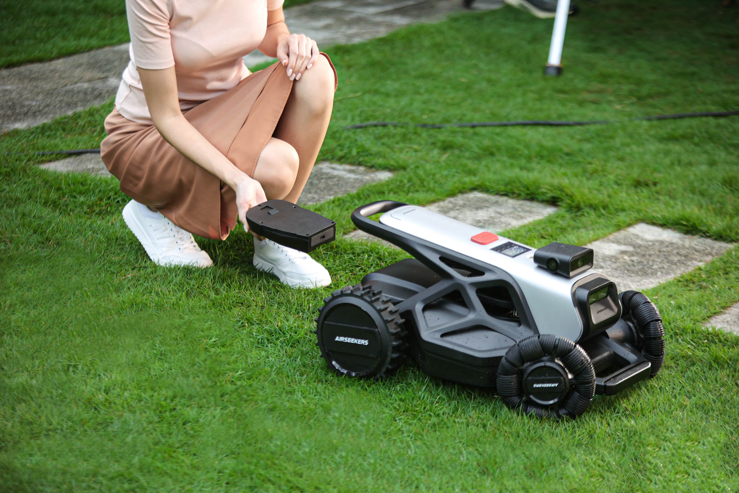 AIRSEEKERS TRON ONE- vision AI robotic lawn mower