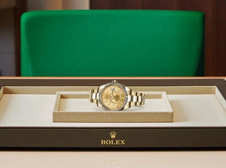 Rolex Sky-Dweller in Gold, m326938-0003 | [Retailer_Location] | Chronora