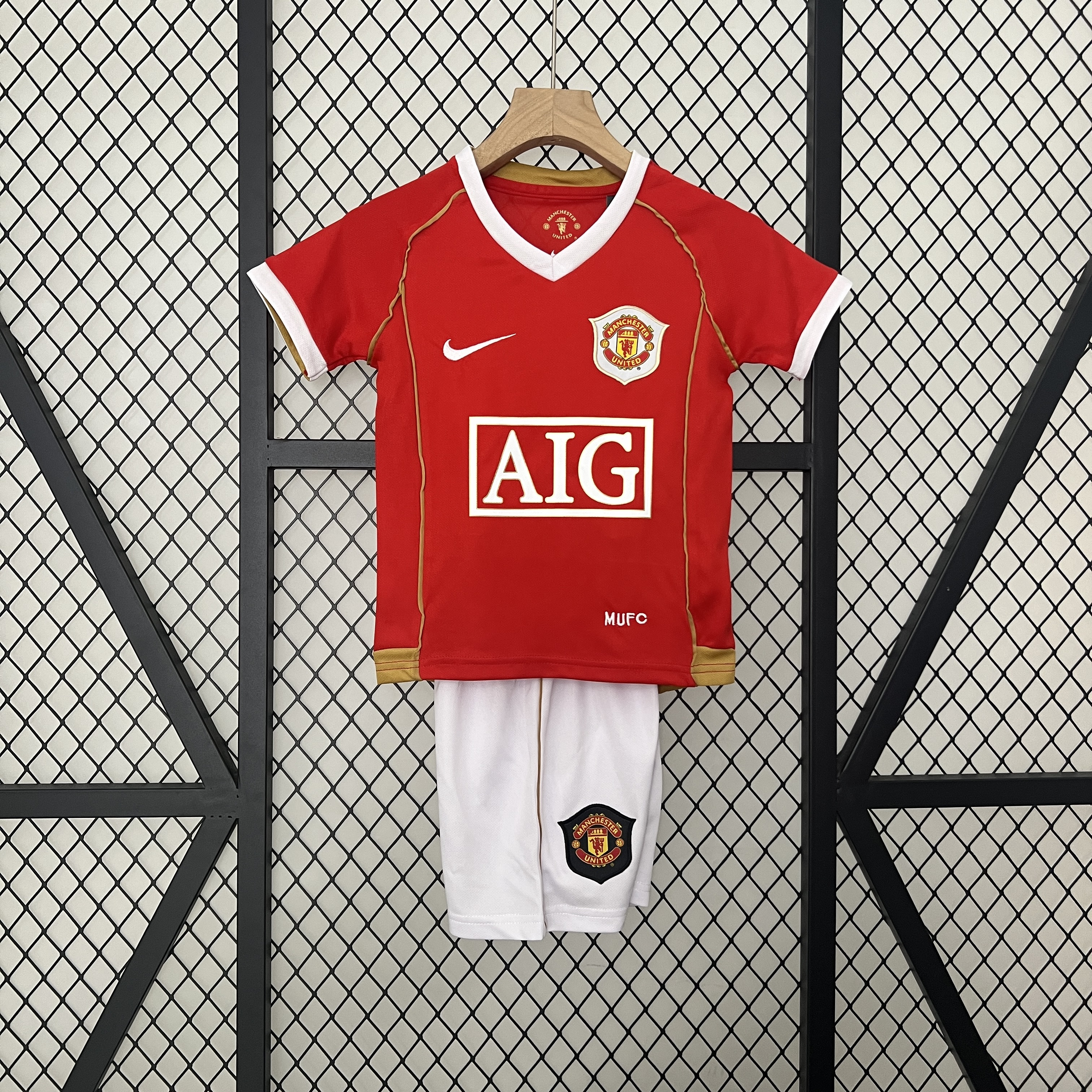 Manchester United Retro 2006-07 Home Stadium Kids Kit111
