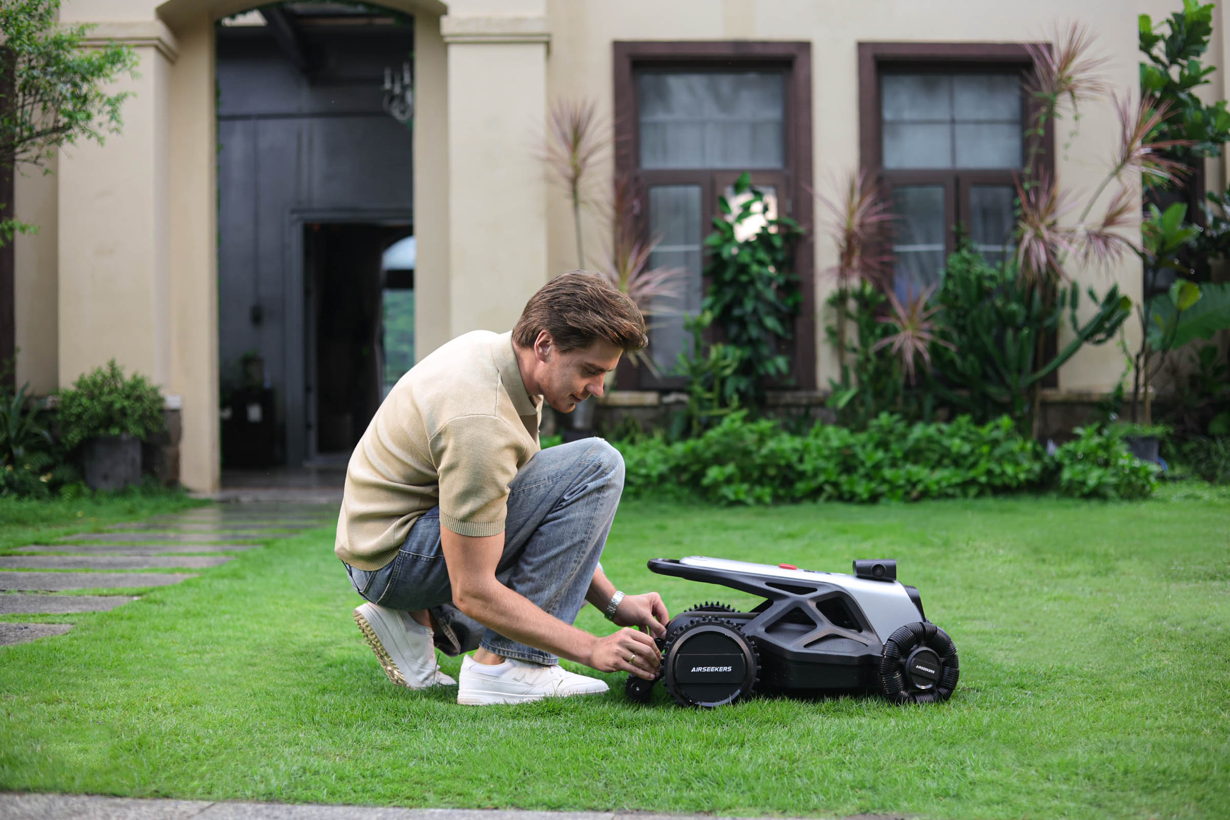 AIRSEEKERS TRON ONE- vision AI robotic lawn mower