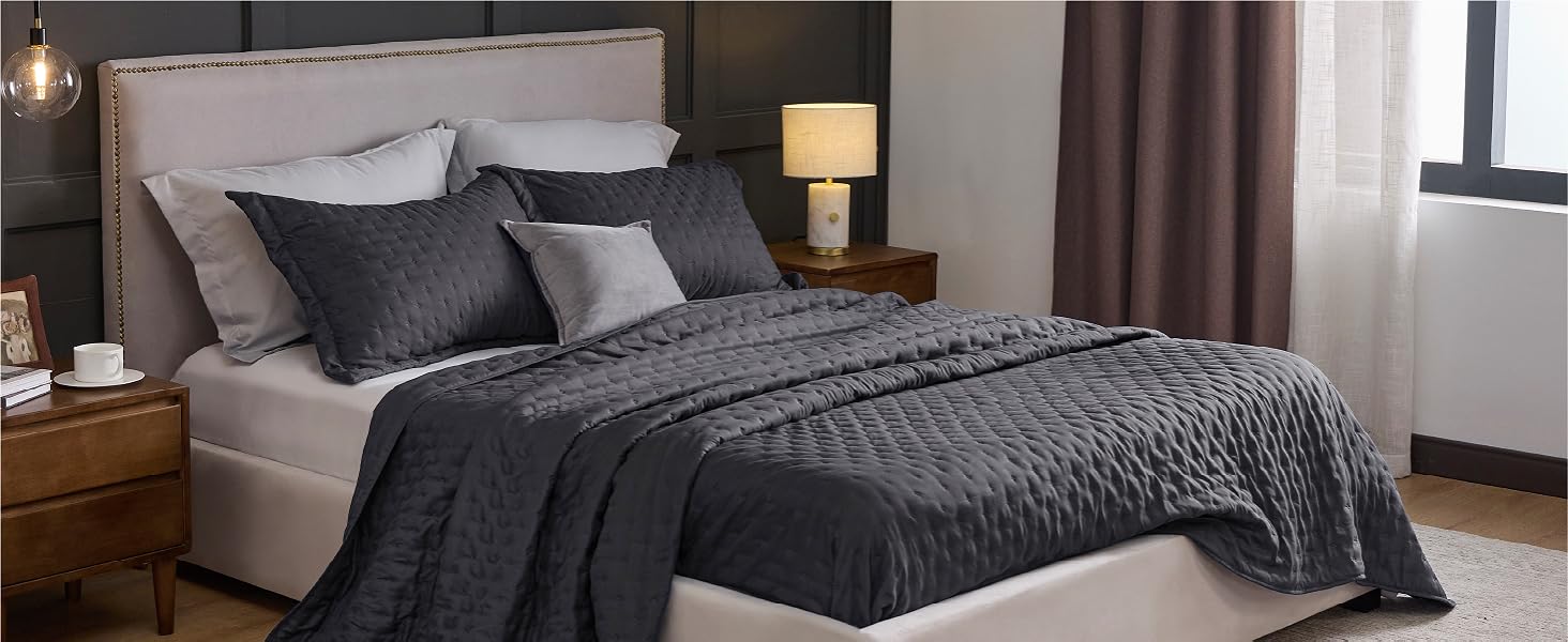 grey quilt